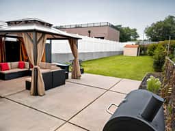 30 seconds to NYC Train | Sleeps 12| Free Parking