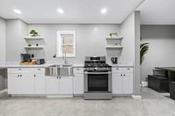30 seconds to NYC Train | Sleeps 12| Free Parking