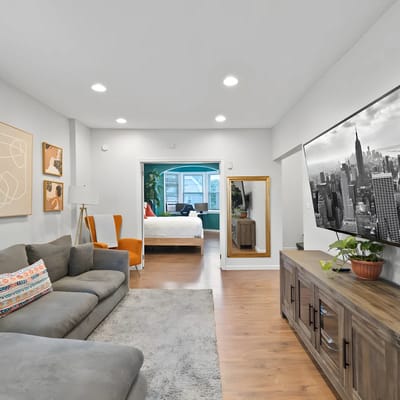 🗽 Rainforest Retreat – Spacious 4BR / 2BA Duplex Minutes from NYC | Sleeps 16