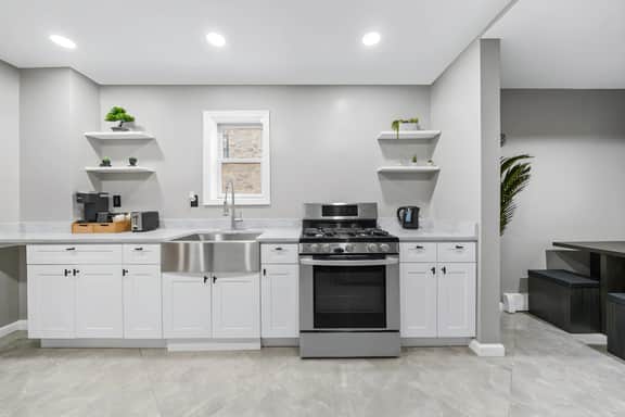 30 seconds to NYC Train | Sleeps 12| Free Parking