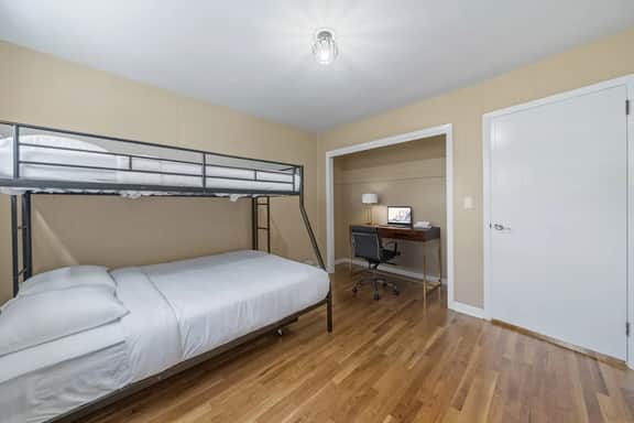 Near NYC Duplex | PS5 + Gym | Sleeps 11 - Image 2