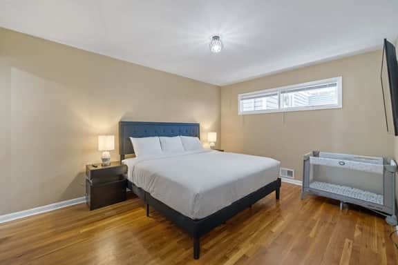 Near NYC Duplex | PS5 + Gym | Sleeps 11 - Image 4