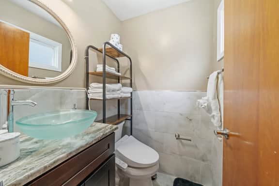 Near NYC Duplex | PS5 + Gym | Sleeps 11 - Image 5