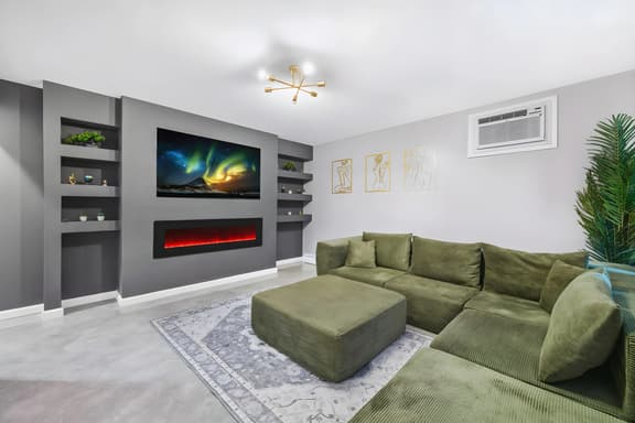 30 seconds to NYC Train | Sleeps 12| Free Parking