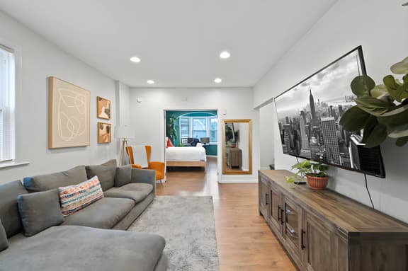 🗽 Rainforest Retreat – Spacious 4BR / 2BA Duplex Minutes from NYC | Sleeps 16