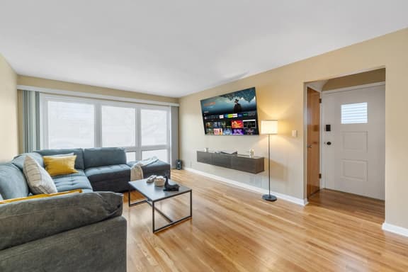 Near NYC Duplex | PS5 + Gym | Sleeps 11 - Image 1